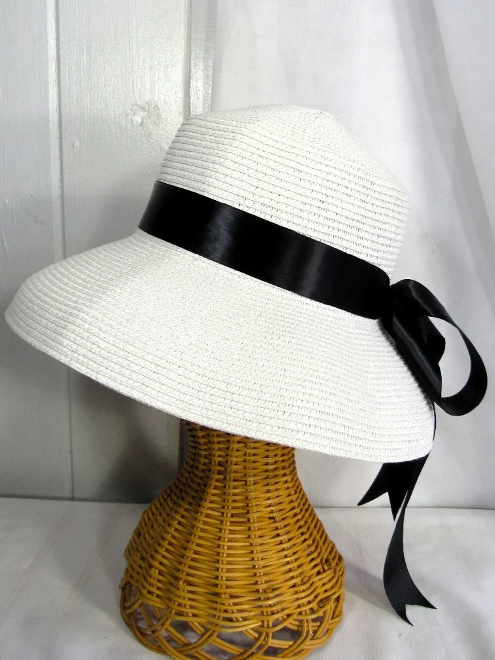 NEW CLASSY RETRO STRAW HAT WHITE + BLACK BOW SIZE M/L SO HEPBURN